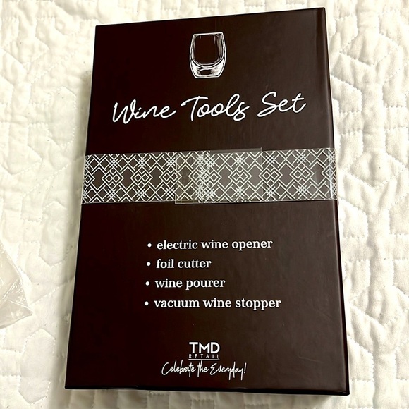 TMD Retail: Floral Four Piece Wine Tools - Picture 3 of 3